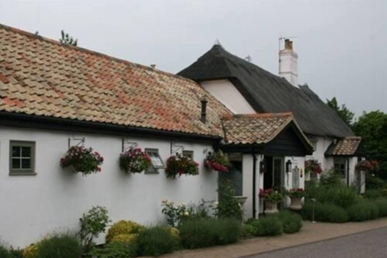 Golden Ball Hotel Elsworth Exterior photo