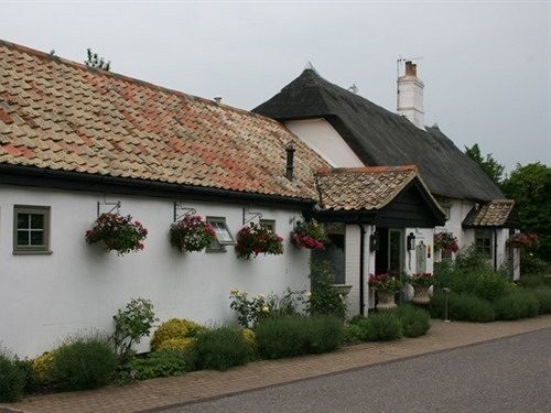 Golden Ball Hotel Elsworth Exterior photo