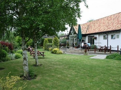 Golden Ball Hotel Elsworth Exterior photo